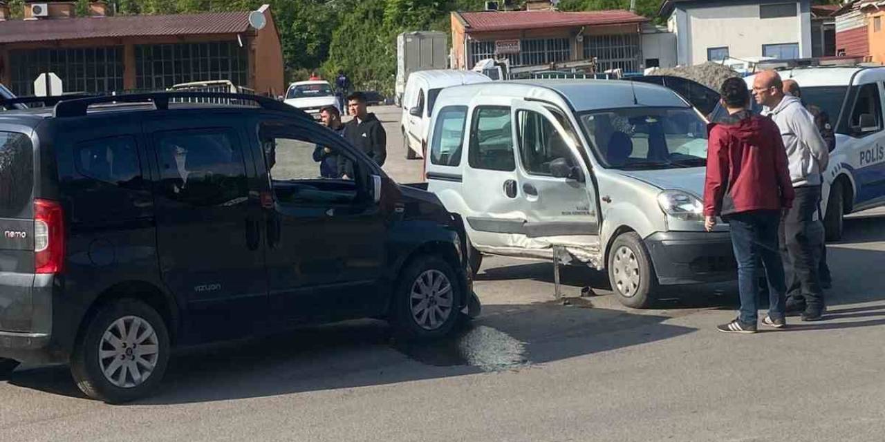 İki Otomobil Çarpıştı: 1 Yaralı