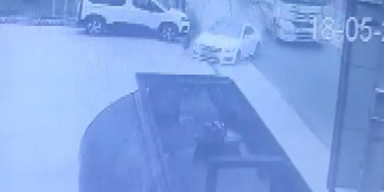 Otomobil Benzin İstasyonuna Daldı, O Anlar Kameraya Yansıdı