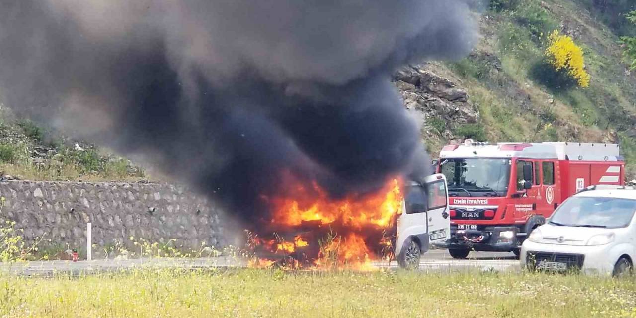 Seyir Halindeki Otomobil Alev Alev Yandı