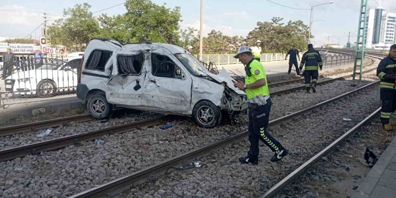 Kontrolden Çıkan Araç Tramvay Yoluna Girdi: 3 Yaralı