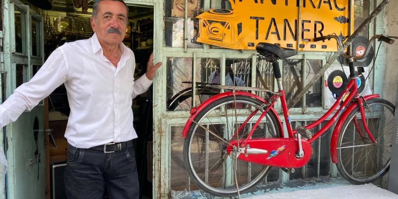 “antikacı Taner” Unutulmaya Yüz Tutmuş Antika Plak Ve Gramofonları Yaşatıyor