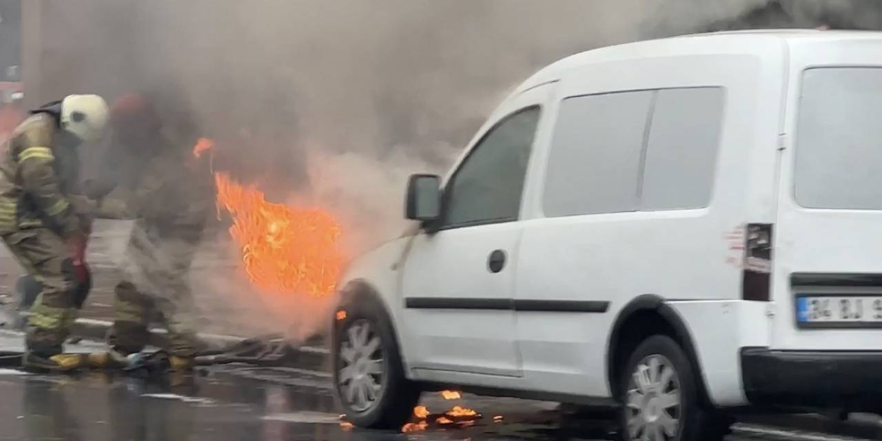 İstanbul’da Araç Alev Alev Yandı, İbb İtfaiyesi Müdahale Edemedi