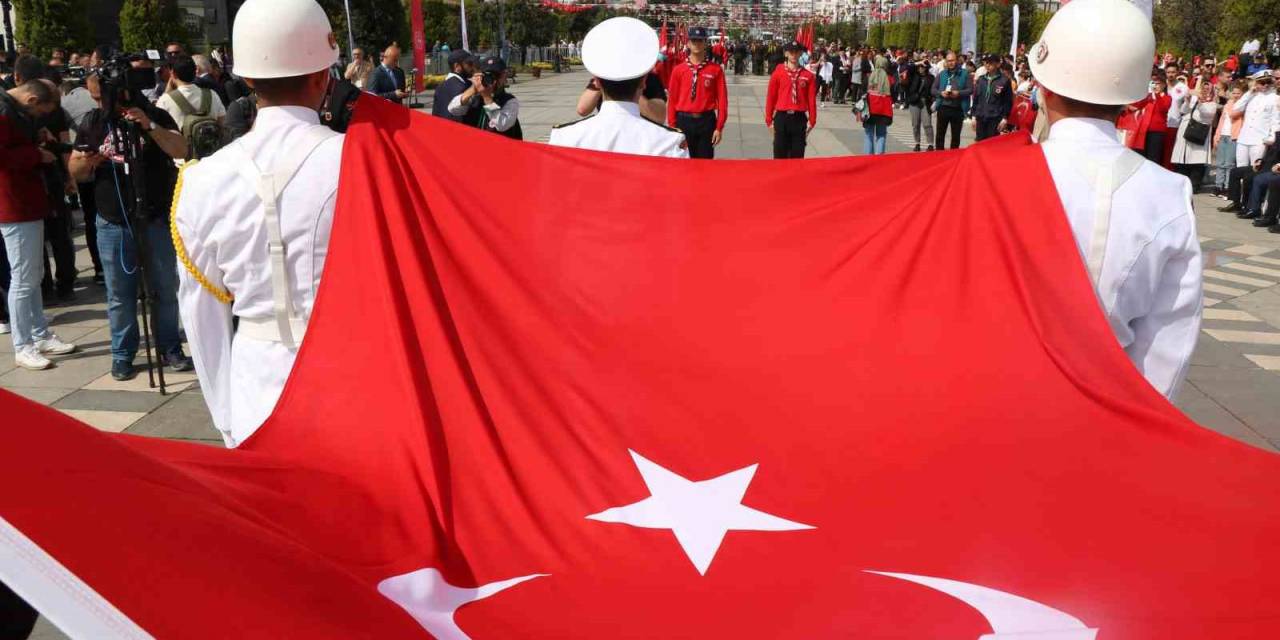 Atatürk’ü Temsil Eden Bayrak Karaya Çıktı