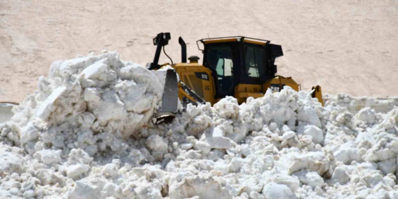 Şırnak’ta Göçerlerin Kullandığı Karla Kaplı Yollar Açılıyor