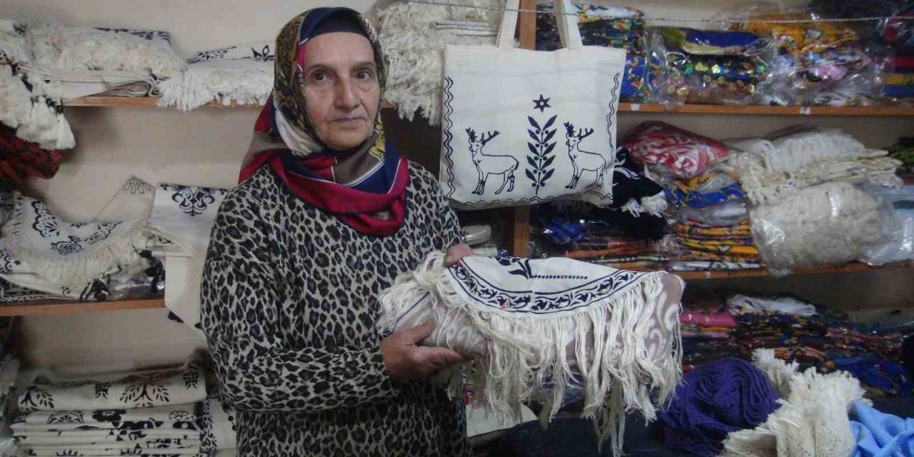 Hobisini Mesleğe Dönüştürdü: İlmek İlmek Desenler İşlediği Kumaşlar Büyük İlgi Görüyor