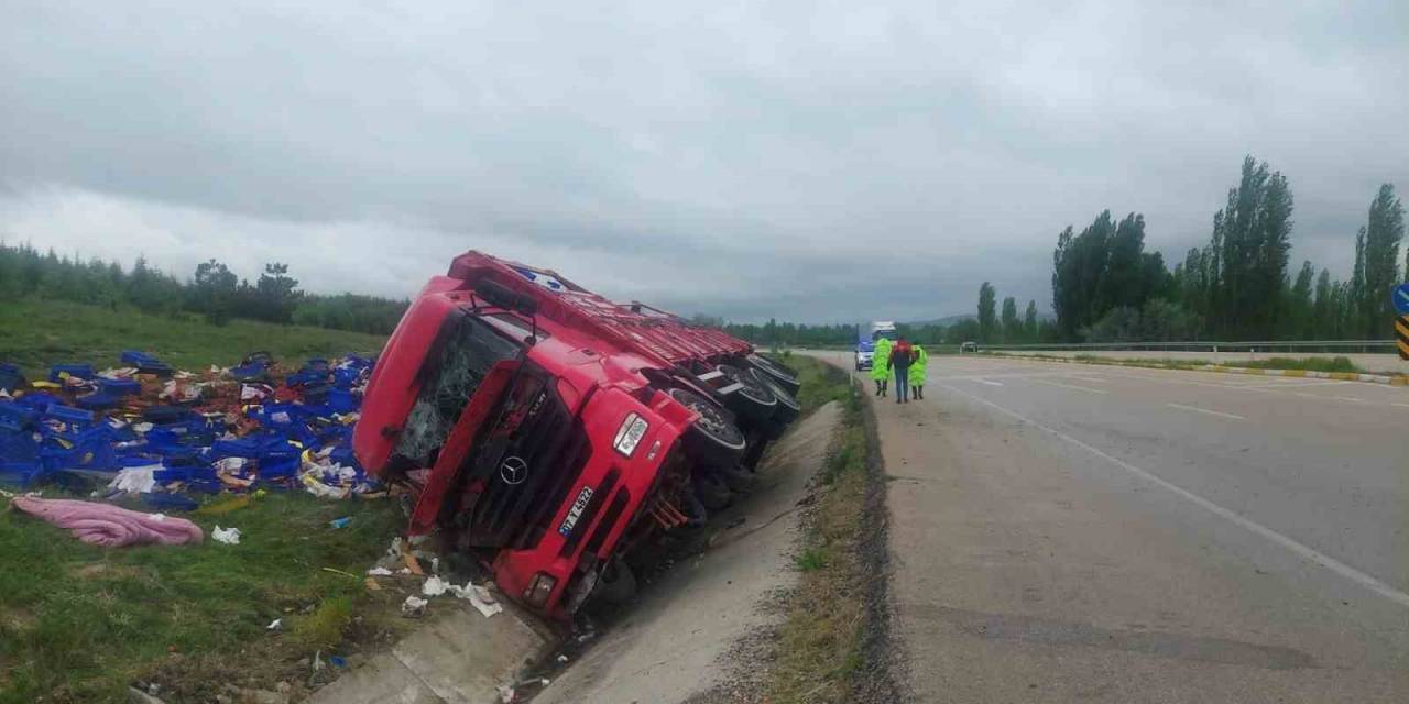 Domates Yüklü Tır Devrildi, 1 Kişi Yaralandı
