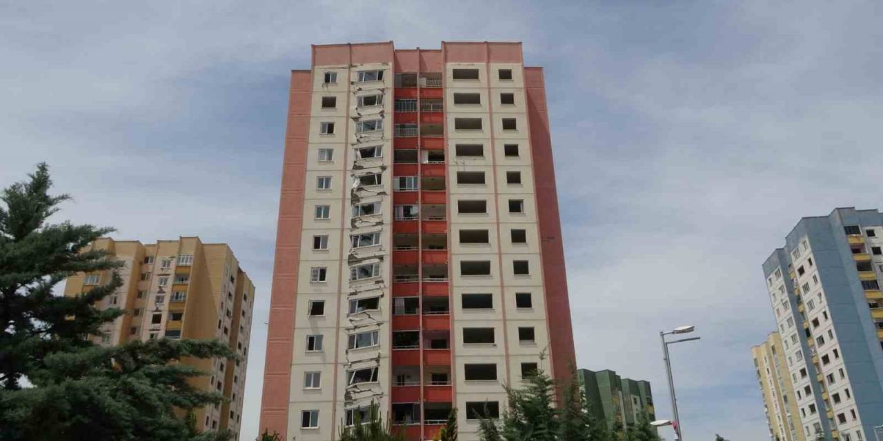 Depremde Bir Bölümü Çöken Binayı Gören Bir Daha Bakıyor
