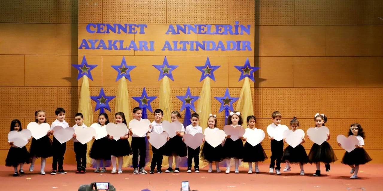 Anaokulu Öğrencilerinden Anneler Günü Kutlaması