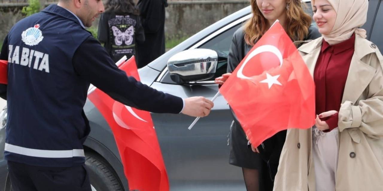 Zabıtadan Vatandaşlara Bayrak
