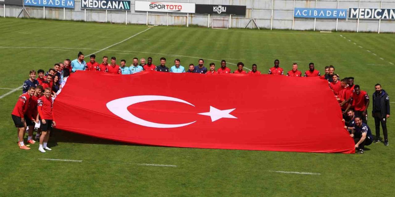 Sivasspor İdmanda Dev Türk Bayrağı Açtı