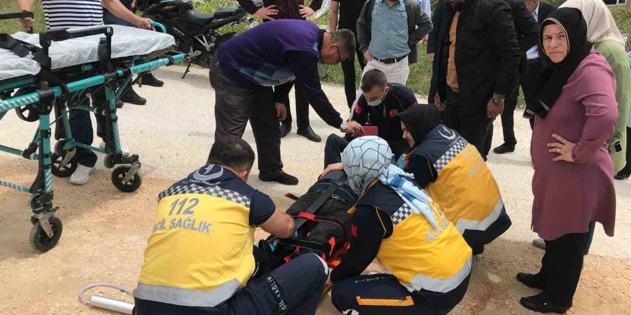 Seyir Halinde Kontrolden Çıkan Motosiklet Devrilirken, Sürücüsü Yaralandı
