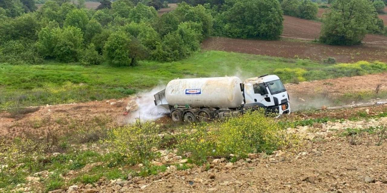 Azot Yüklü Kamyon Şarampole Devrildi