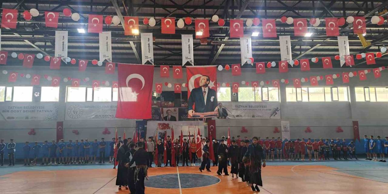 Tatvan’da 19 Mayıs Coşkusu