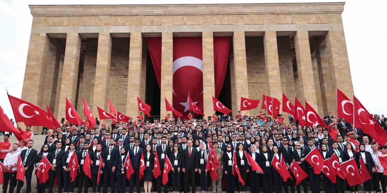 Bakan Kasapoğlu’ndan Anıtkabir’e 19 Mayıs Ziyareti