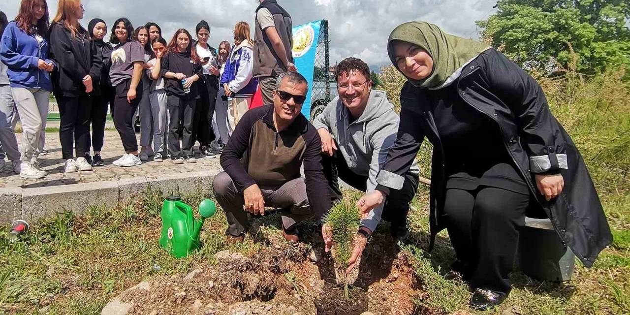 Gediz’de Gençler 320 Fidanı Toprakla Buluşturdu