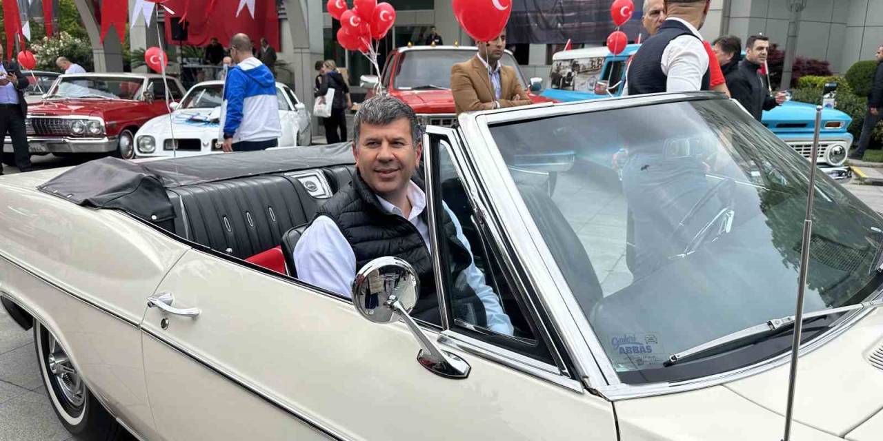Kadıköy’de 19 Mayıs Klasik Otomobiller Eşliğinde Kutlandı