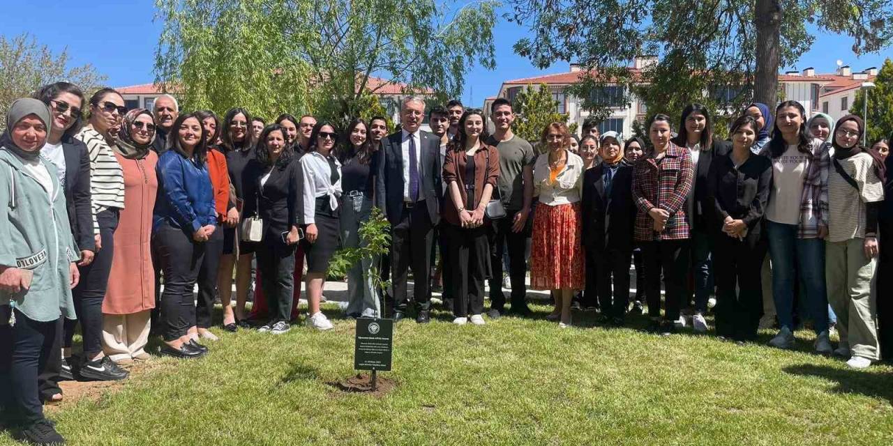 Depremde Hayatını Kaybeden Öğrencilerin Anısına Fidan Dikildi