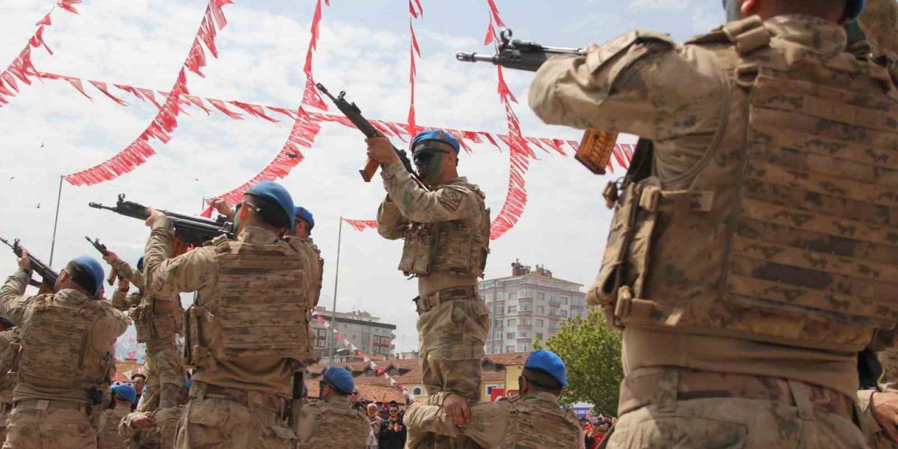 Kutlamalara Komandoların Tüfekli Gösterisi Damga Vurdu