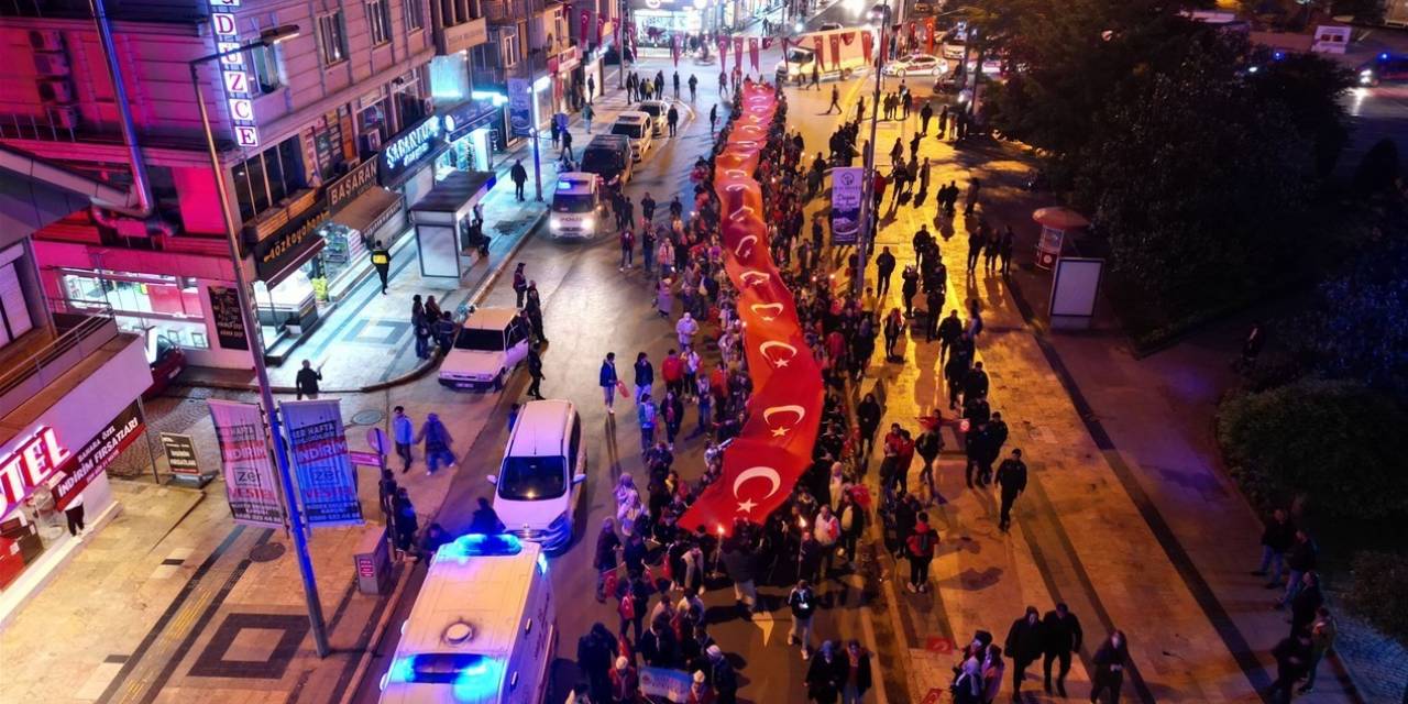 Düzce’de Cadde Fener Alayı İle Aydınlandı