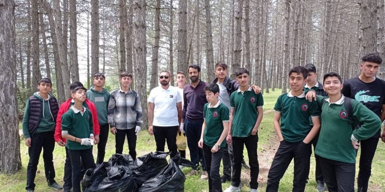 Genç’te Öğrenciler Çevre Temizliği Yaptı