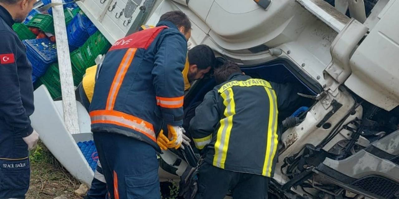 Sebze Yüklü Kamyon Devrildi, Sürücüsü Yaralandı