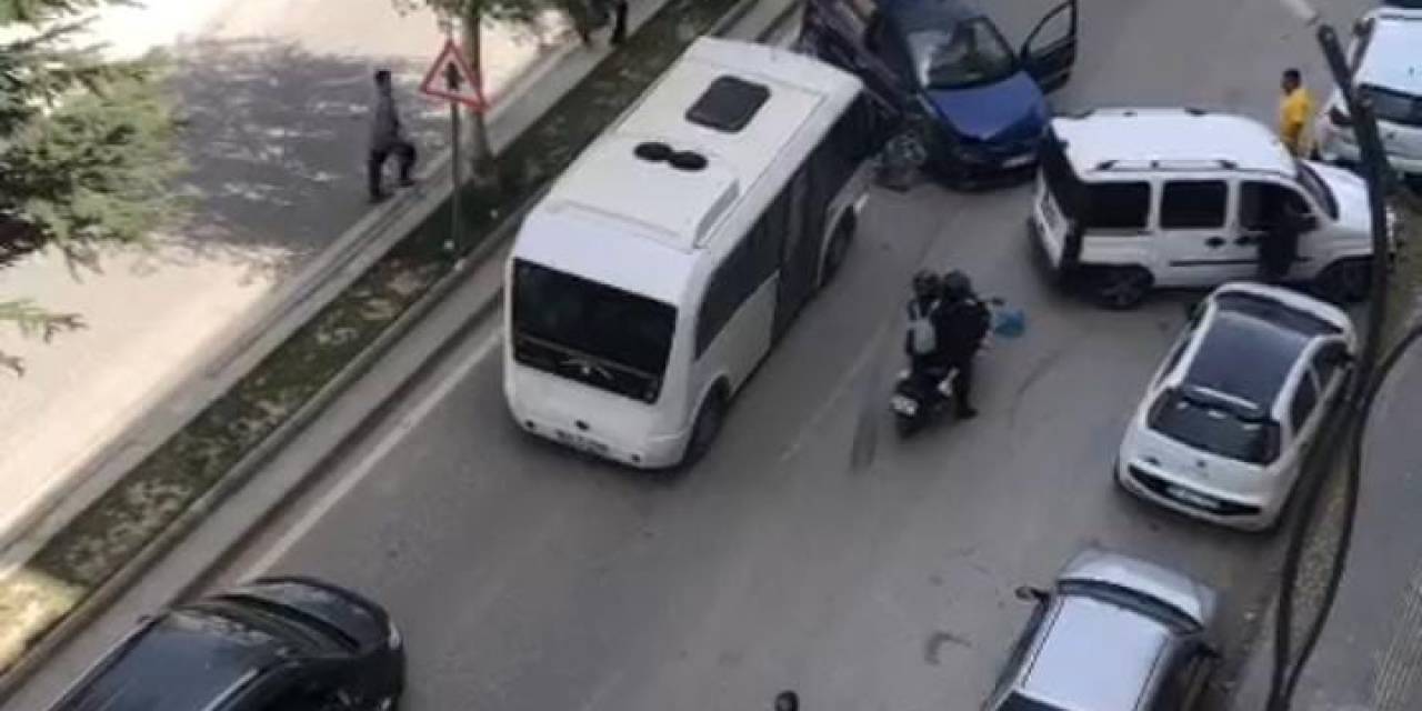 Tatvan’da Zincirleme Kaza: 3 Yaralı