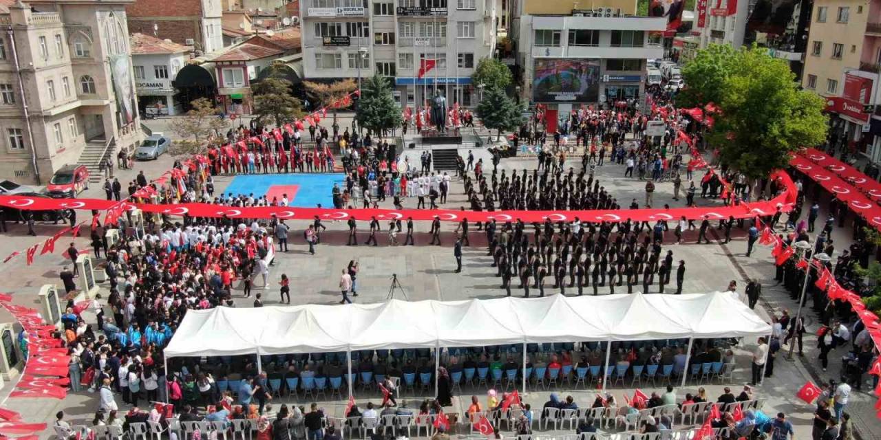Aksaray’da 19 Mayıs 2 Bin 100 Kişinin Taşıdığı 550 Metrelik Bayrakla Kutlandı