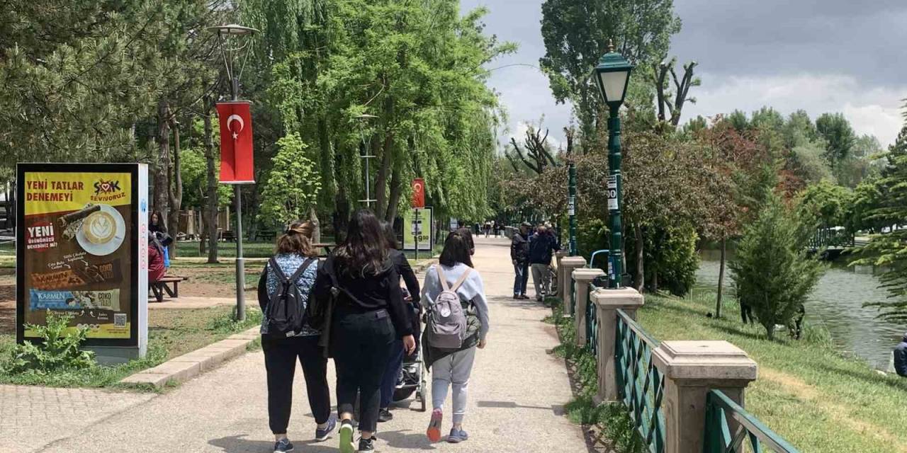 Sağanaktan Dolayı Tatilde Parklar Boş Kaldı