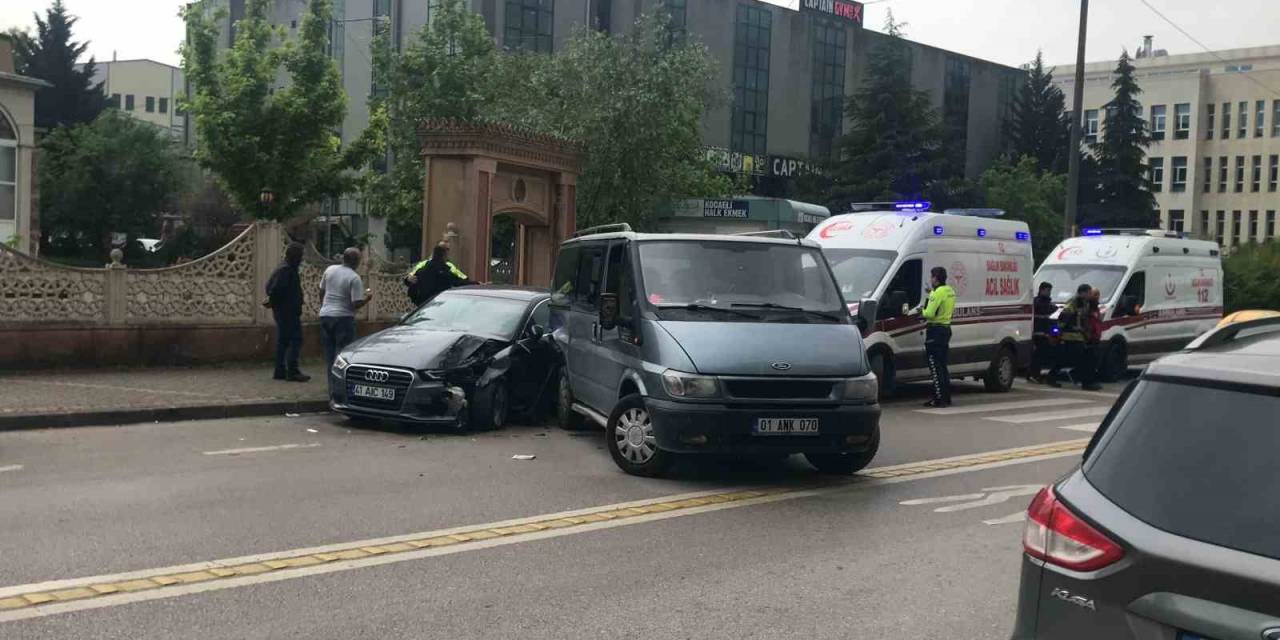 Otomobil Park Halindeki Minibüse Çarptı: 3 Yaralı