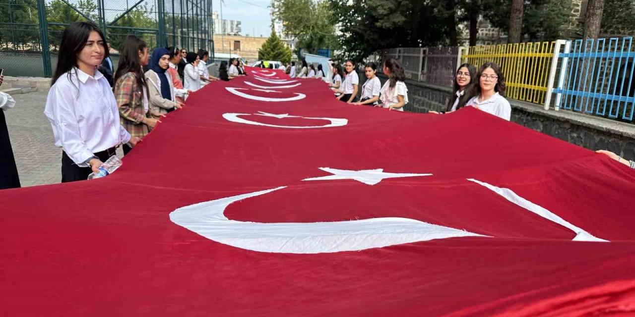 Siverek’te Öğrenciler 19 Mayıs’ta Dev Türk Bayrağıyla Şehir Turu Attı