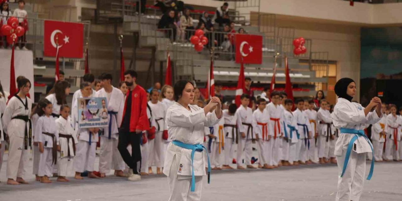 19 Mayıs’ta Öğrenciler Gösterileri İle Göz Doldurdu