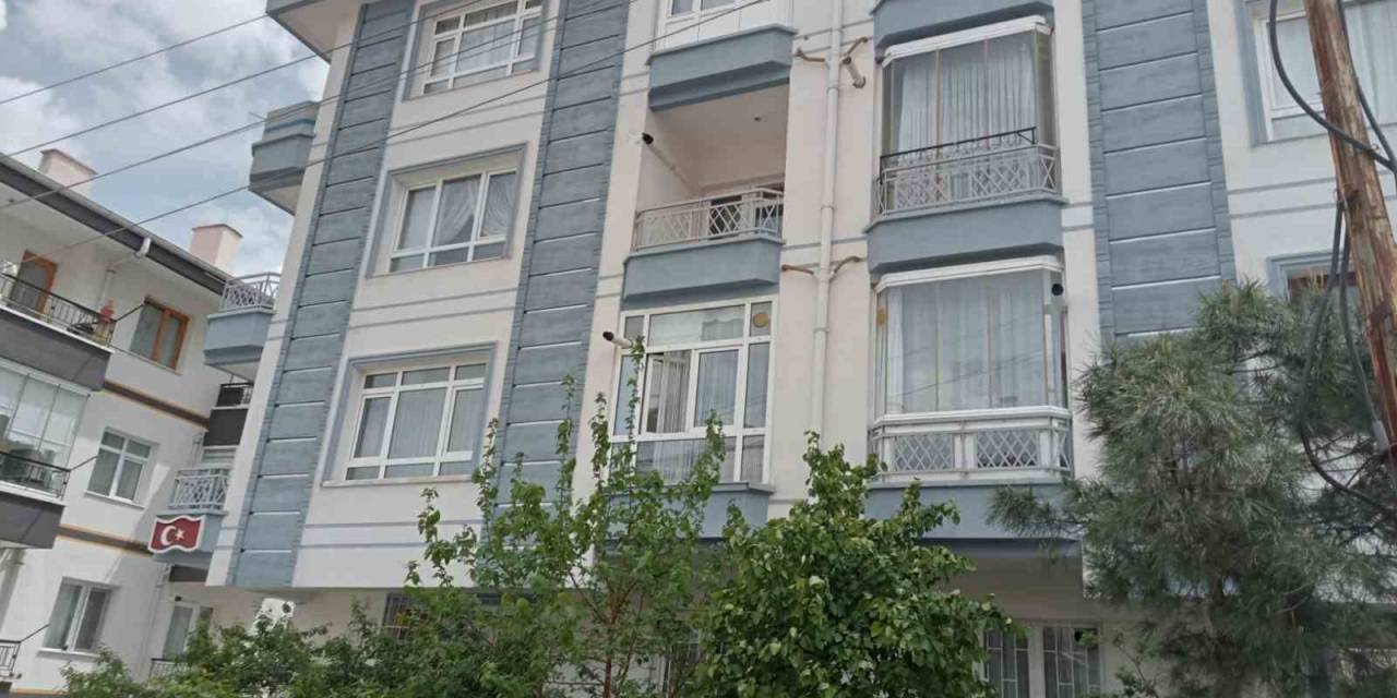 Tartıştığı Eşini Bıçakla Katletti
