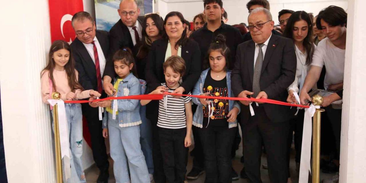 Başkan Çerçioğlu, "atatürk Ve Gençlik" Sergisinin Açılışı Gerçekleştirdi