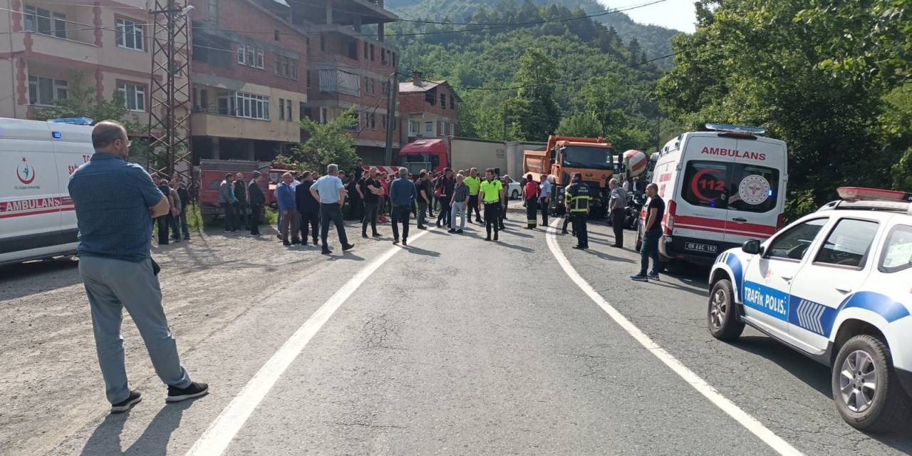 Hurdaya Dönen Araçtan Yaralı Kurtuldular