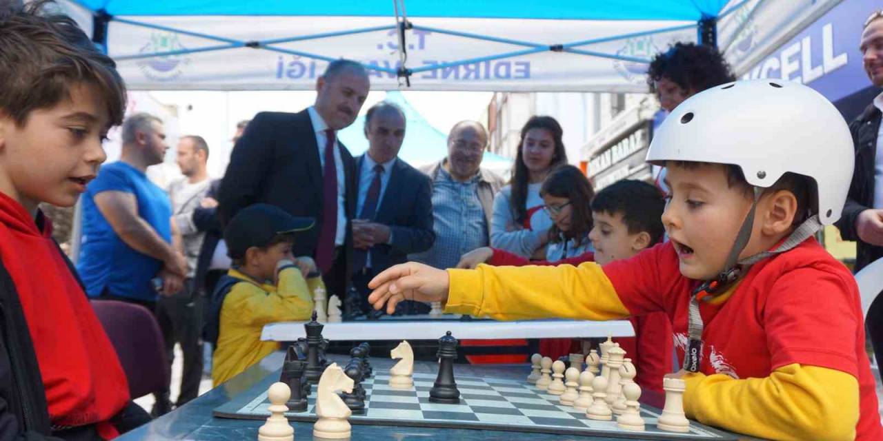 Edirne’deki Gençlik Şöleni’nde Renkli Görüntüler Ortaya Çıktı
