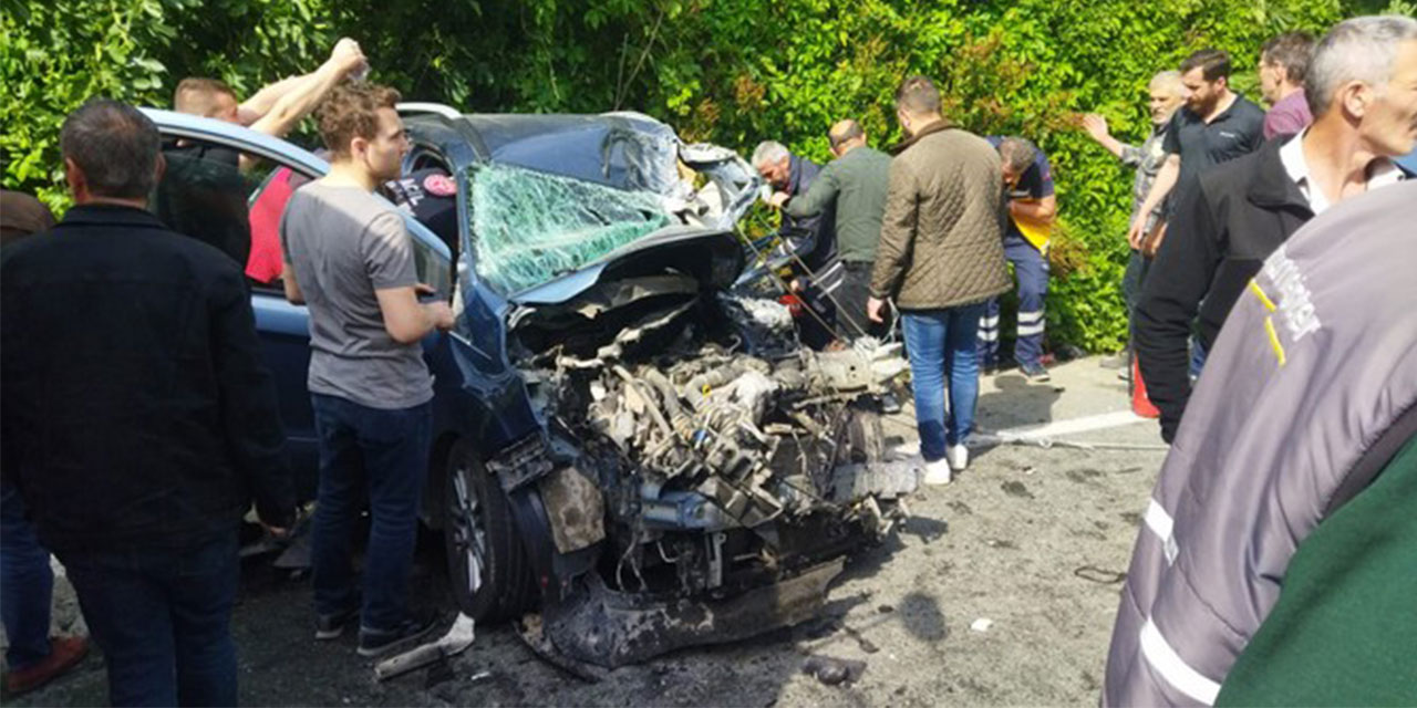 Artvin'de otomobil ile kamyonun çarpıştığı kazada 4 kişi yaralandı