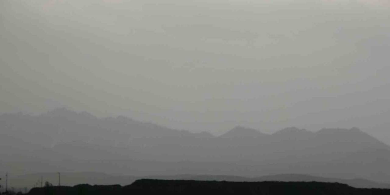 Yüksekova Karanlığa Büründü, Araçlar Far Yakarak İlerleyebildi