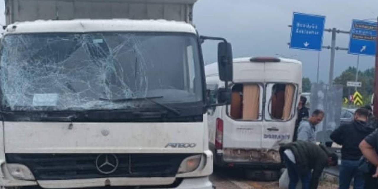 Kamyon İşçi Servisine Çarptı: 7 Yaralı