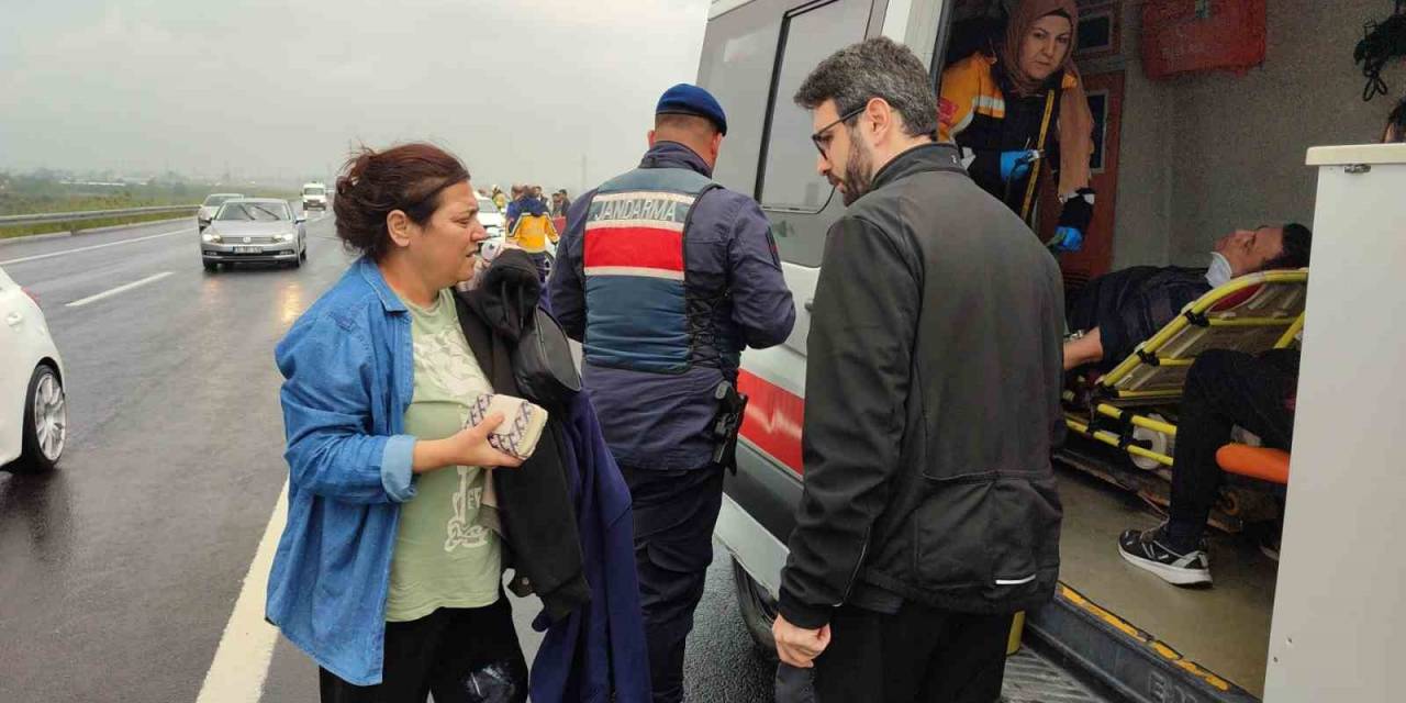 Otomobil Bariyerlere Girdi, Kazaya Duran Araca Başka Bir Otomobil Çarptı: 3 Yaralı