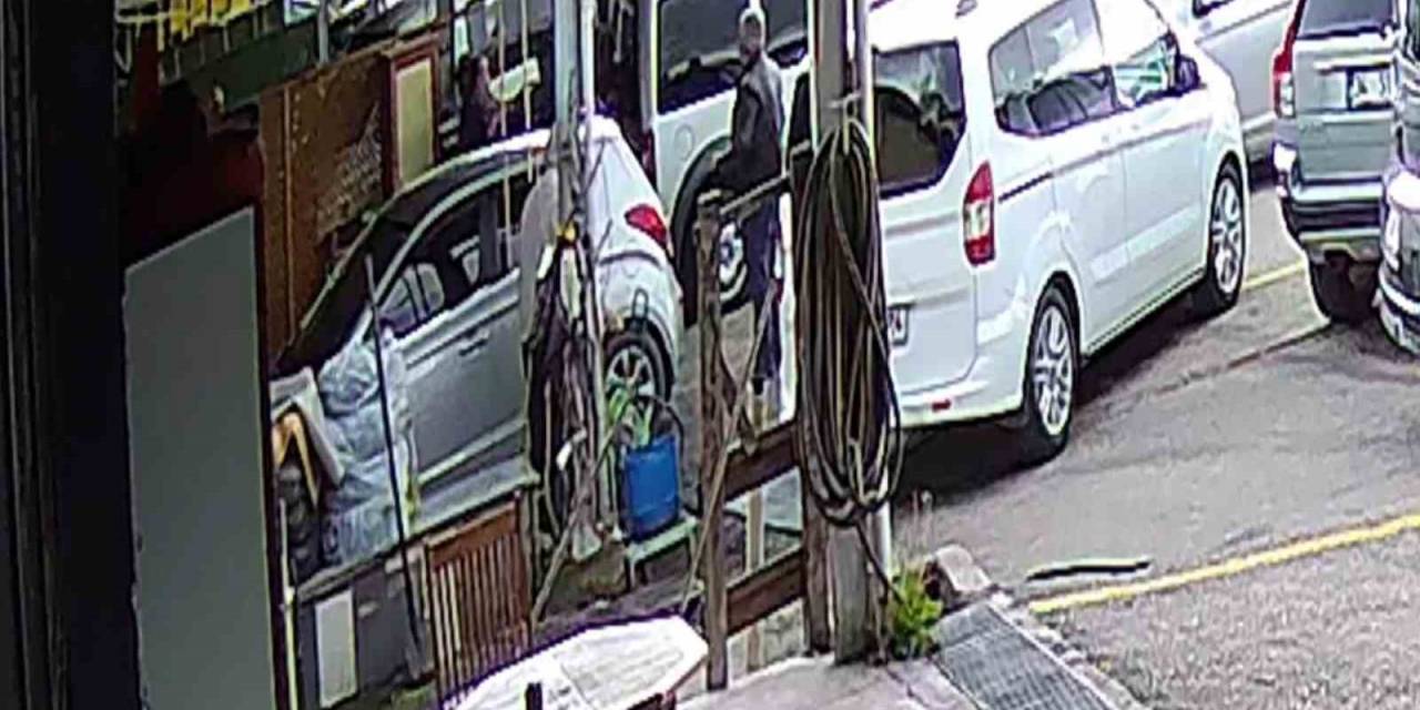 Oto Galericiler Sitesinde Kavga: Sopa Ve Muştayla Darp Ettiler