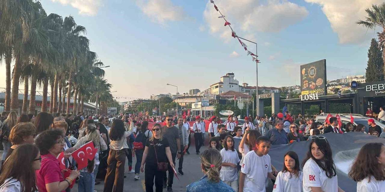 Kuşadası’nda Vatandaşlardan Coşkulu Yürüyüş