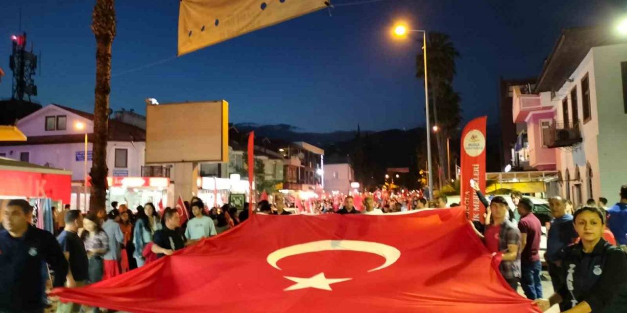 Köyceğiz’de 19 Mayıs’ın Coşkusu Fener Alaylarıyla Sokağa Taştı