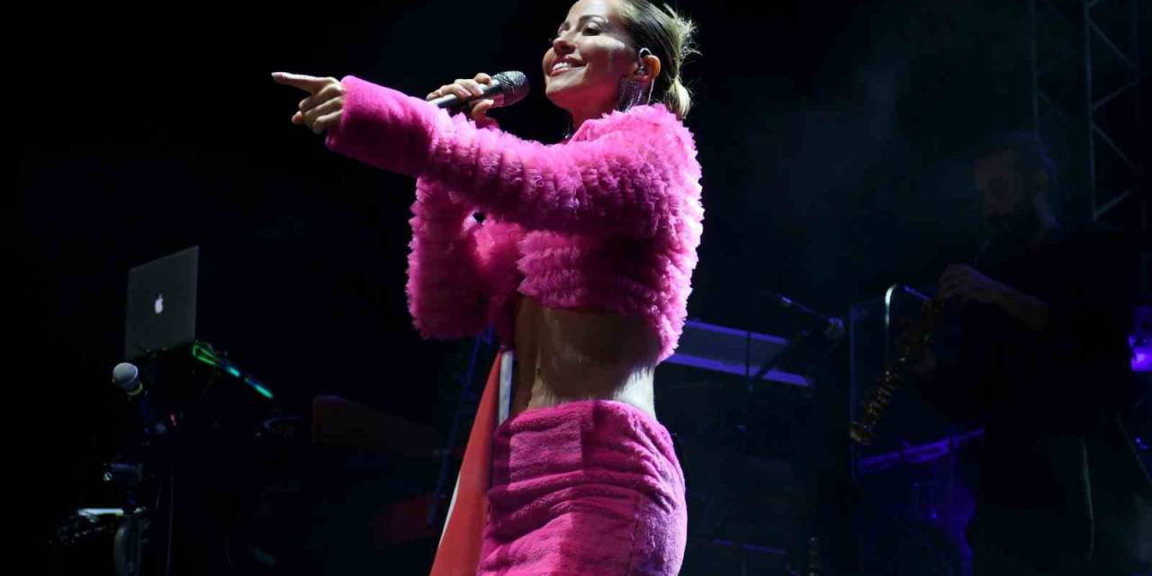 Kuşadası’nda 19 Mayıs Coşkusu Derya Uluğ Konseriyle Zirveye Çıktı