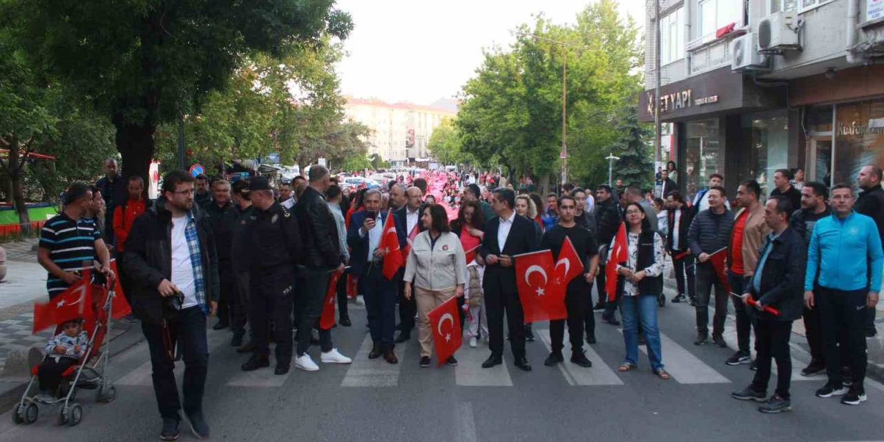 Kırklareli’nde Gençlik Yürüyüşünde Metrelerce Bayrak Açıldı