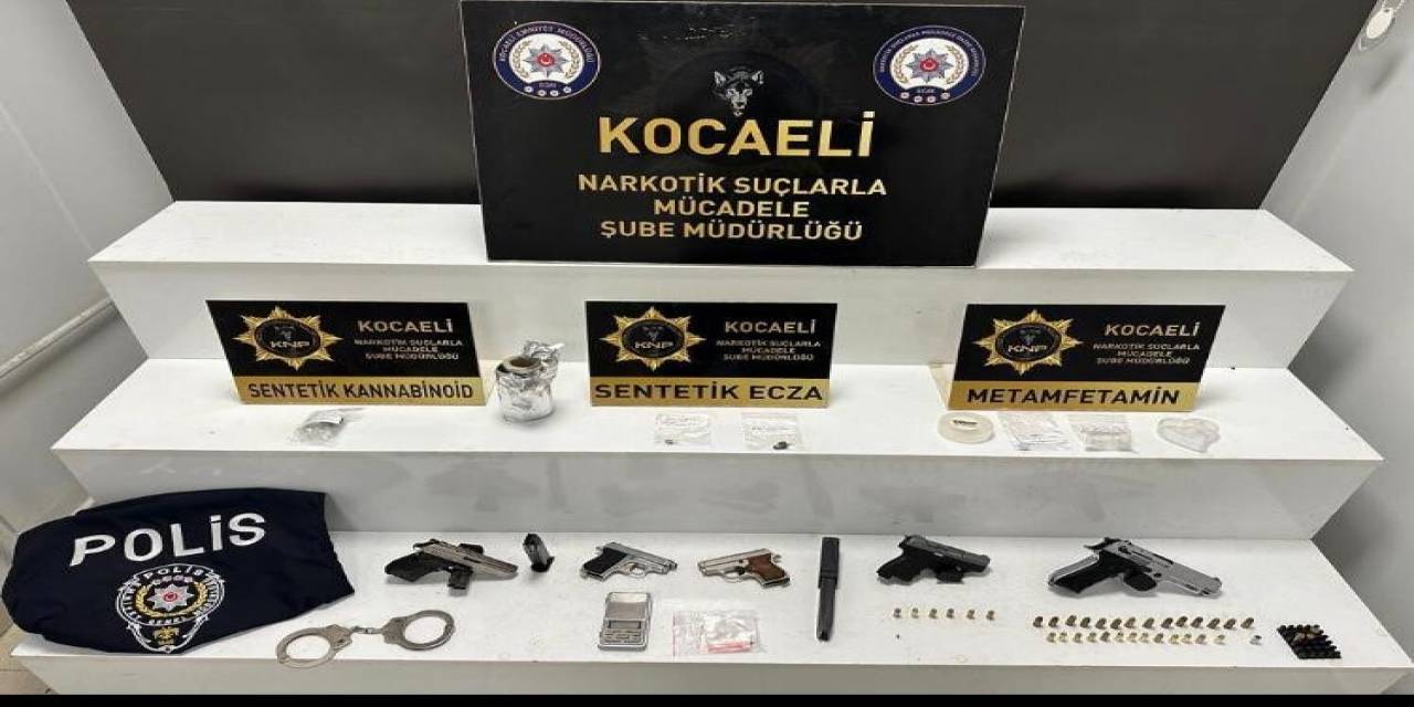 Uyuşturucu Ticaretçisinin Evinde Polis Yeleği Ve Kelepçe Bulundu