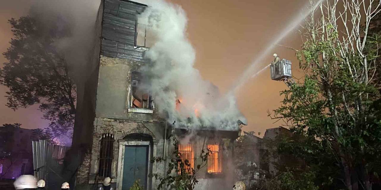 Fatih’te Evsizlerin Yaşadığı 2 Katlı Metruk Binada Yangın