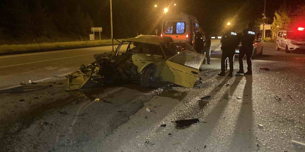 Alkollü Ve Ehliyetsiz Sürücü Yol Kenarında Duran Tıra Çarptı: 3 Yaralı