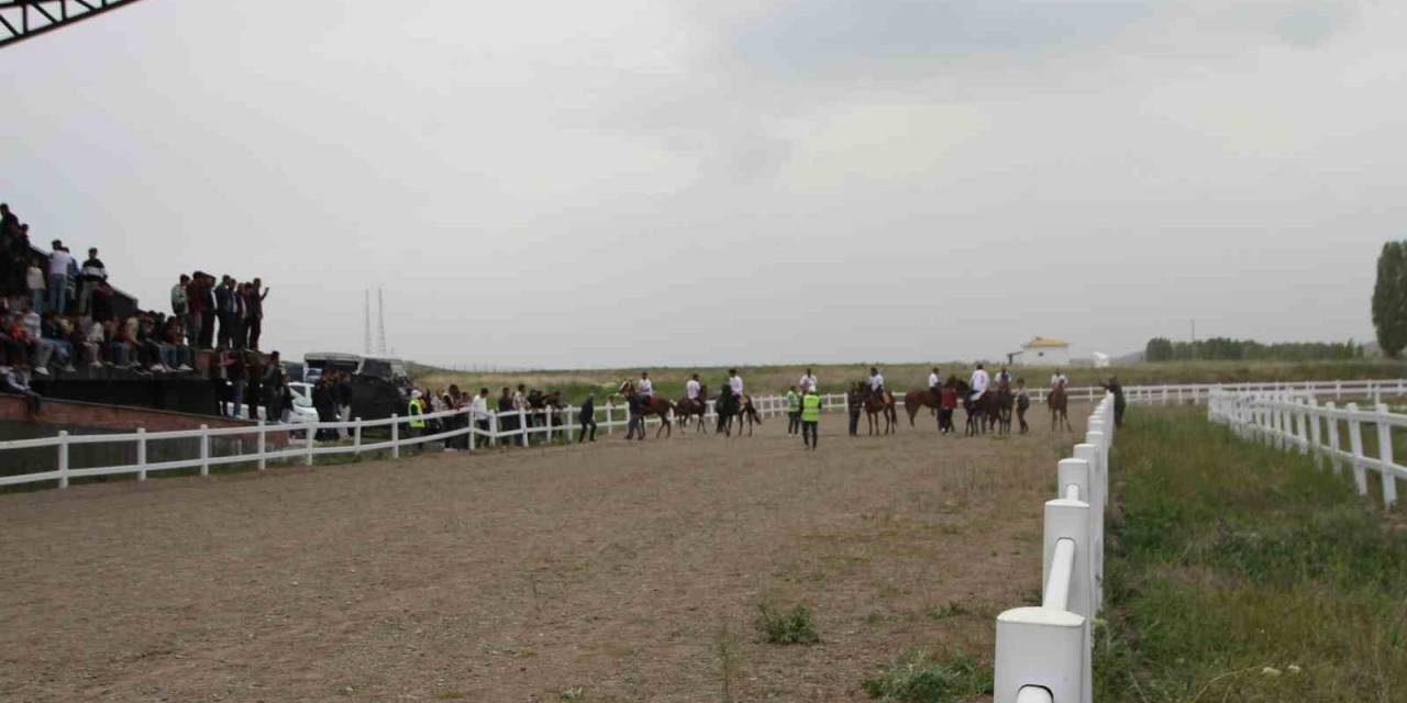 19 Mayıs Etkinliğinde ‘at Yarışı’ Heyecanı