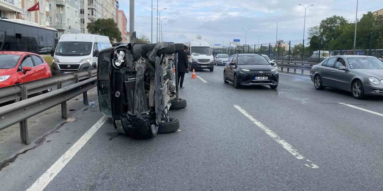Avcılar’da Kontrolden Çıkan Araç, Metrobüs Bariyerine Çarpıp Yan Yattı:1 Yaralı