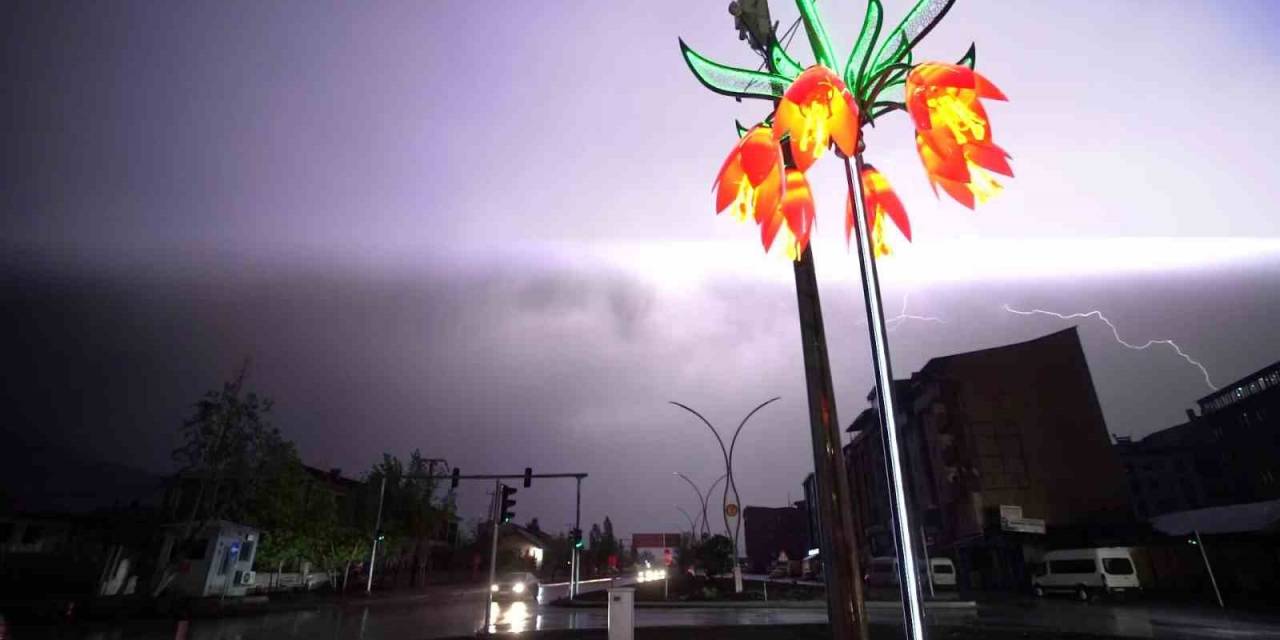 Yüksekova’da Şimşekler Geceyi Gündüze Çevirdi